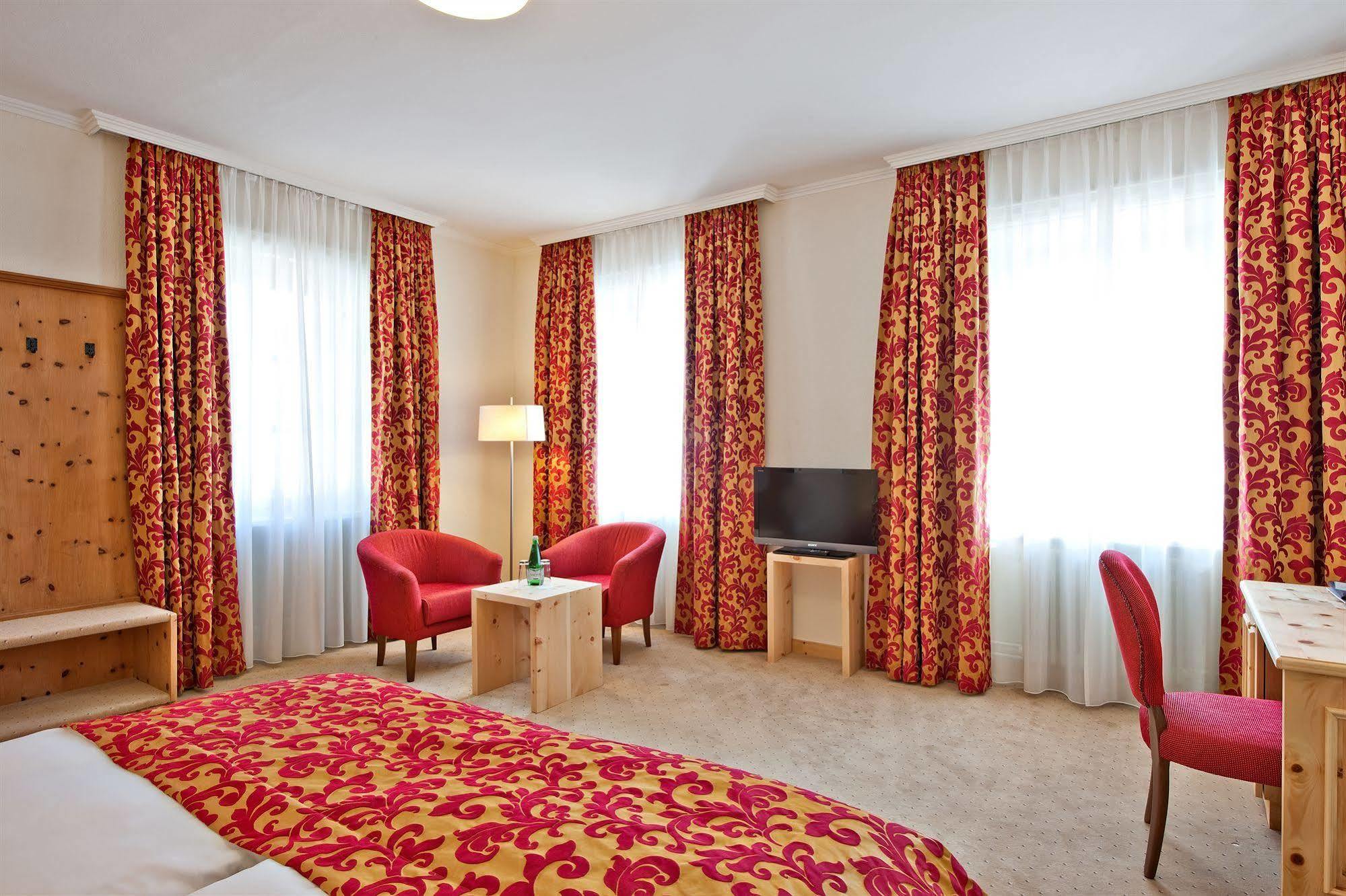 Hotel Engiadina ซูออซ ภายนอก รูปภาพ